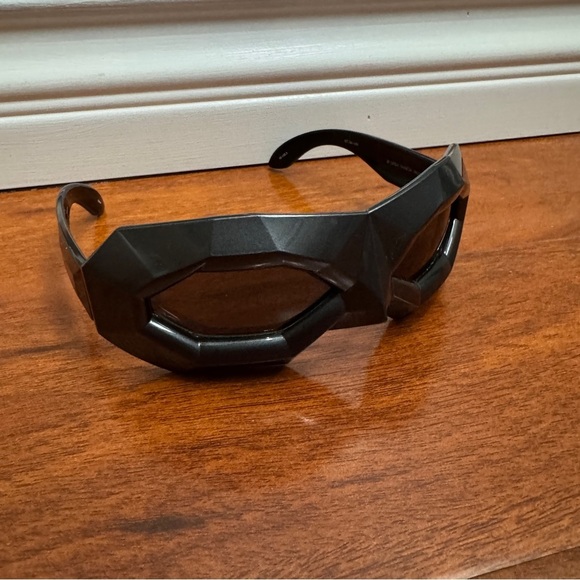 Walter Van Beirendonck
Linda Farrow Diamond Sunglasses - Picture 3 of 8